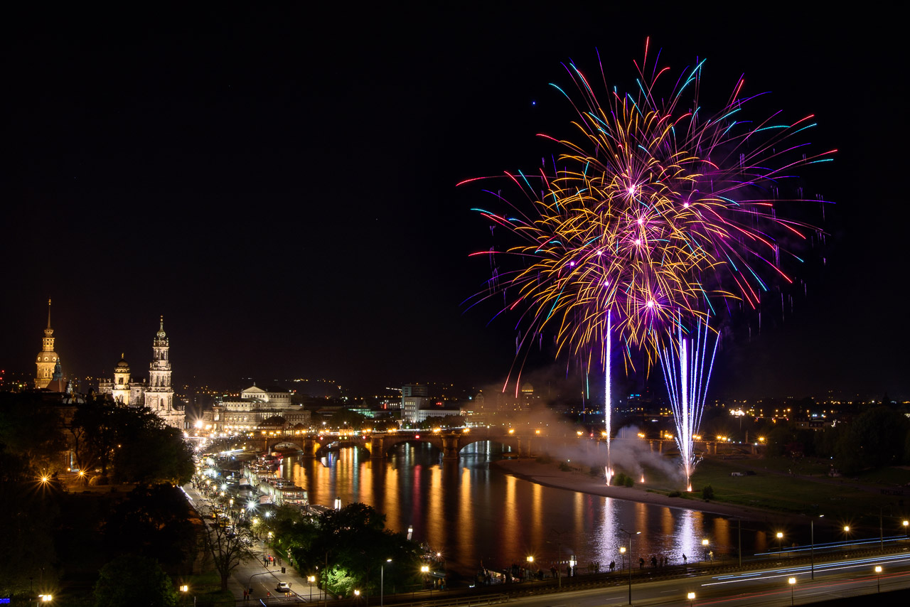 Feuerwerk am Elbufer